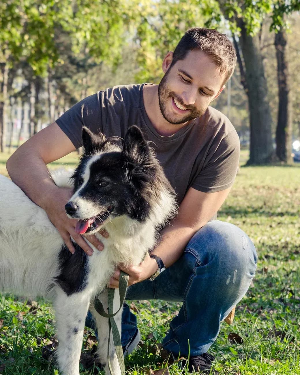 Deux personnes avec leur chien guéri