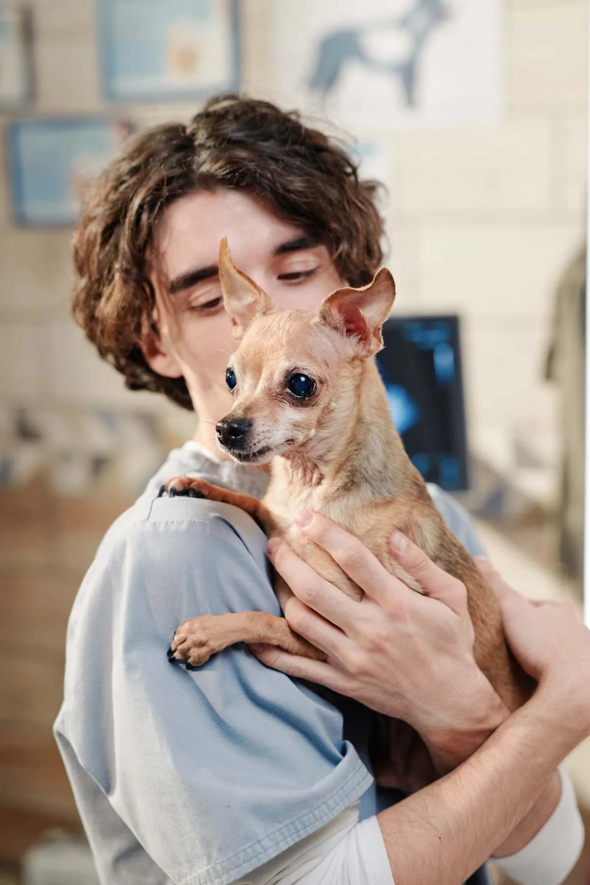 Jacques tenant un chien