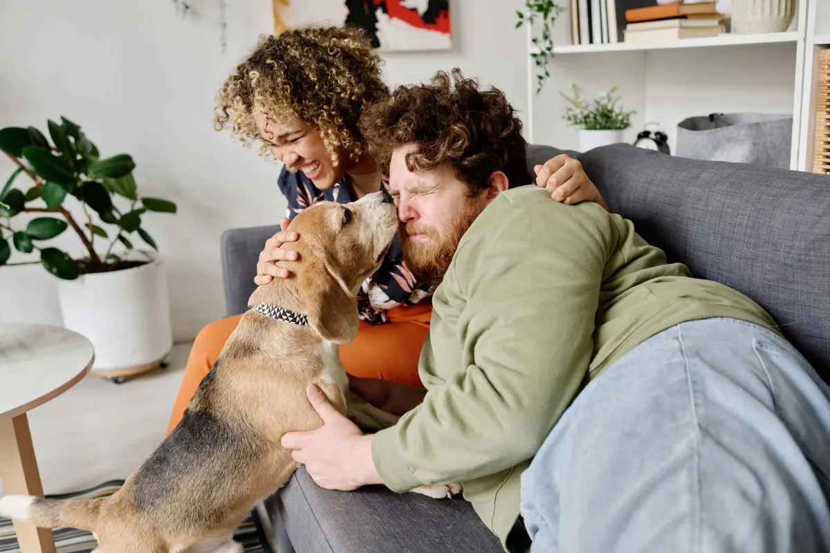 Couple avec son chien guéri par Jacques, guérisseur magnétiseur d'animaux